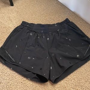 Lululemon Hotty hot low rise 4in